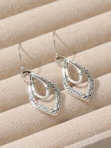 一对复古简约风格银色镂空雕刻耳环，古典艺术风格，展现女性优雅气质，是节日礼物的理想之选。 - 銀色 - 查看 4