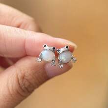 一对青蛙造型合成蛋白石镶嵌耳钉，可爱青蛙动物耳环，玫瑰金和银色，情侣礼物，适合所有季节，男女皆宜，精致优雅的铜质耳环 - 銀色 - 查看 1