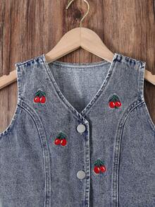 Bộ 2 món đồ thể thao ngoài trời dễ thương và cá tính cho bé gái, gồm áo croptop và áo vest thêu hình quả anh đào, cùng chân váy mini dáng suông kiểu retro, thích hợp cho mùa hè. - Rửa nhẹ - Xem 3
