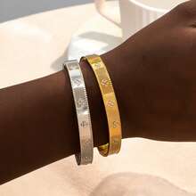 Una hermosa y brillante pulsera de trébol de cuatro hojas, hecha de acero inoxidable y engastada con circonita sintética. Un reloj de pulsera de moda para damas, adecuado para uso diario y ocasiones especiales. Es un excelente regalo de joyería para el Día de San Valentín, el Día de la Madre, el cumpleaños y los festivales. - B323 - Ver 4