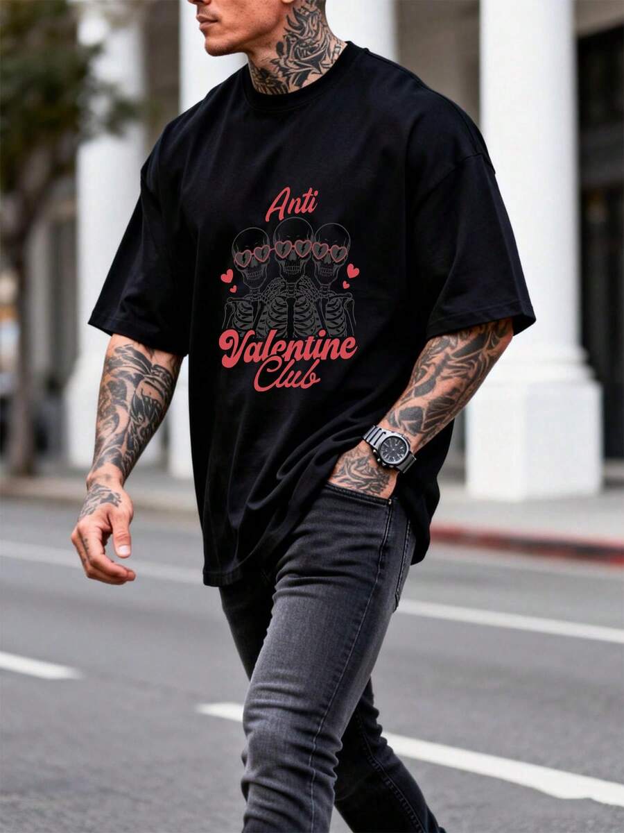 Camiseta oversize negra con estampado de Club Anti San Valentín, esqueletos con gafas de corazón, estilo urbano unisex moderno. - Negro - Ver 1