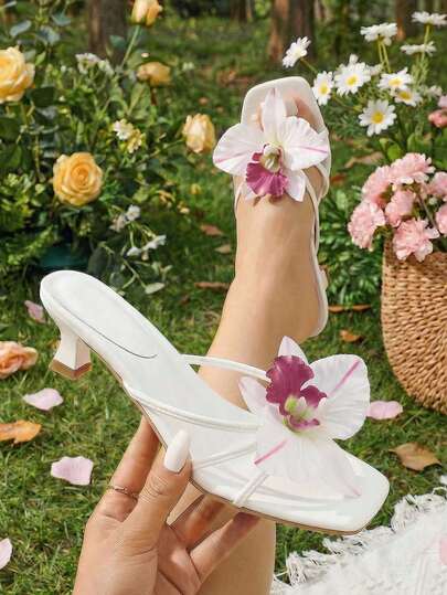 Nuevas sandalias de playa de moda para mujer, tipo slip-on con punta abierta, elegante blanco con decoración de flor morada, tacón bajo cómodo y ligero para el verano