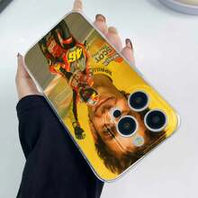 El joven  Rossi celebra su 46 aniversario con su Aprilia. Esta elegante funda es compatible con Samsung, Apple, VIVO, OPPO, , Transsion, ,  y Honor. Fabricada en silicona TPU, ofrece protección contra golpes y caídas, además de una sensación superior. Es un regalo ideal para familiares, amigos y seres queridos, y la opción perfecta para San Valentín y Año Nuevo. - transparente - Ver 4