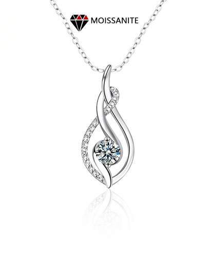 LOVESSOM 这款925纯银0.5克拉四爪镶嵌圆形合成莫桑石吊坠项链，是一款经典、休闲、时尚、优雅且百搭的高品质男女通用吊坠项链/颈链。它适合日常佩戴、婚礼、宴会、派对、舞会、约会等场合，也是情人节、圣诞节、万圣节、感恩节、新年、生日、周年纪念日、毕业舞会、成人礼等场合的完美礼物。