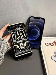 Póster de Peaky Blinders con armas, caballos y navajas. Esta elegante funda es compatible con Samsung, Apple, VIVO, OPPO, , Transsion, ,  y Honor. Fabricada en silicona TPU, ofrece protección contra golpes y caídas, además de una sensación superior. Es un regalo ideal para familiares, amigos y seres queridos, y la opción perfecta para San Valentín y Año Nuevo. - Negro - Ver 4