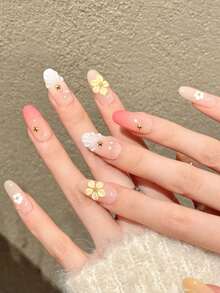 10片纯手工制作的按压式美甲贴片，中号椭圆形美甲贴片，主色调为裸粉色，并带有粉色和黄色的渐变效果。贴片上点缀着立体的黄白色花朵，花蕊上镶嵌着金色小珠子。此外，还有白色贝壳状雕刻、金色小星星、白色雏菊和珍珠。温柔、甜美、精致，优雅可爱，适合女士和女孩在春夏秋冬的各种节日、派对和日常生活中使用。 - 彩色 - 查看 2