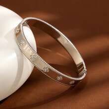 Una hermosa y brillante pulsera de trébol de cuatro hojas, hecha de acero inoxidable y engastada con circonita sintética. Un reloj de pulsera de moda para damas, adecuado para uso diario y ocasiones especiales. Es un excelente regalo de joyería para el Día de San Valentín, el Día de la Madre, el cumpleaños y los festivales. - B323 - Ver 3