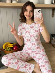两件套女童休闲粉色蝴蝶结印花套装，短袖圆领上衣搭配印花长裤家居服套装，面料舒适，适合春夏日常休闲穿着。 - 白色 - 查看 4