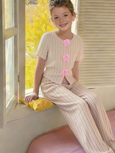 2 Pieces Girls' Fashionable Casual Ribbed Apricot Color Spring And Summer Home Suit Set, With Pink Three-Dimensional Flowers Paired With A Round Neck Short Sleeved Top And Loose Straight Leg Pants Set. The Fabric Is Comfortable And Soft, With A Casual Style, Suitable For Daily Home Relaxation And Walking Wear