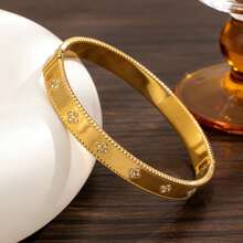 Una hermosa y brillante pulsera de trébol de cuatro hojas, hecha de acero inoxidable y engastada con circonita sintética. Un reloj de pulsera de moda para damas, adecuado para uso diario y ocasiones especiales. Es un excelente regalo de joyería para el Día de San Valentín, el Día de la Madre, el cumpleaños y los festivales. - B323 - Ver 1