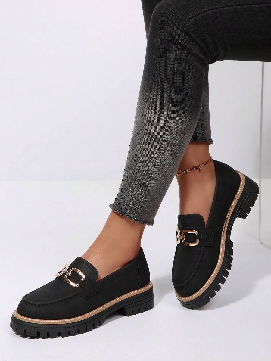 Giày lười nữ đế dày, mũi tròn, màu đen bóng, trang trí họa tiết, thích hợp đi làm hàng ngày, đi học, phù hợp cho mọi mùa.