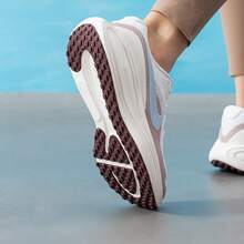 Nike女鞋運動鞋2026全新REVOLUTION 8緩震輕便透氣公路跑步鞋HJ8485-106 - 白色 - 查看 5