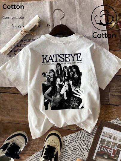 Camiseta feminina KATSEYE TOUR com estampa gráfica da banda, modelagem solta, gola redonda e ombros caídos. Macia e confortável, estilo anos 2000, ideal para primavera, verão, Dia dos Namorados, carnaval, festas, praia, casamentos, academia, ocasiões elegantes, férias e momentos casuais.