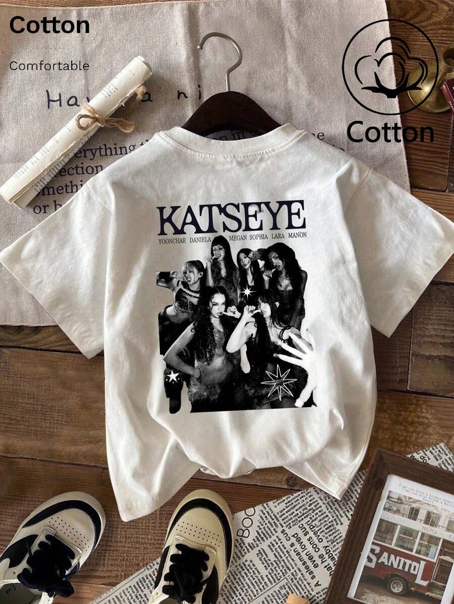 T-shirt feminina de corte largo com estampa gráfica da banda KATSEYE TOUR, top de verão, série K-Pop Warrior, top de algodão puro, vestuário feminino, roupa de verão feminina, roupa feminina de tamanho grande, top solto de gola redonda para mulheres de tamanho grande, roupa de melhor amiga, roupa desportiva casual, roupa desportiva feminina, top feminino, roupa feminina promocional, unissexo, roupa para adolescentes, t-shirt básica, roupa de verão feminina, macia e confortável, estilo Y2K, verão, Dia de São Valentim, Carnaval, festa, praia, férias - Branco - Ver 1