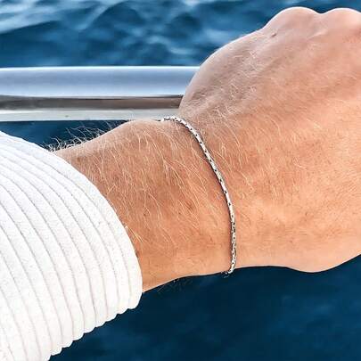 1 chiếc vòng tay nam kiểu dáng tối giản, chống oxy hóa, làm từ thép không gỉ, dây mảnh sáng bóng, thích hợp cho công sở và đi làm.