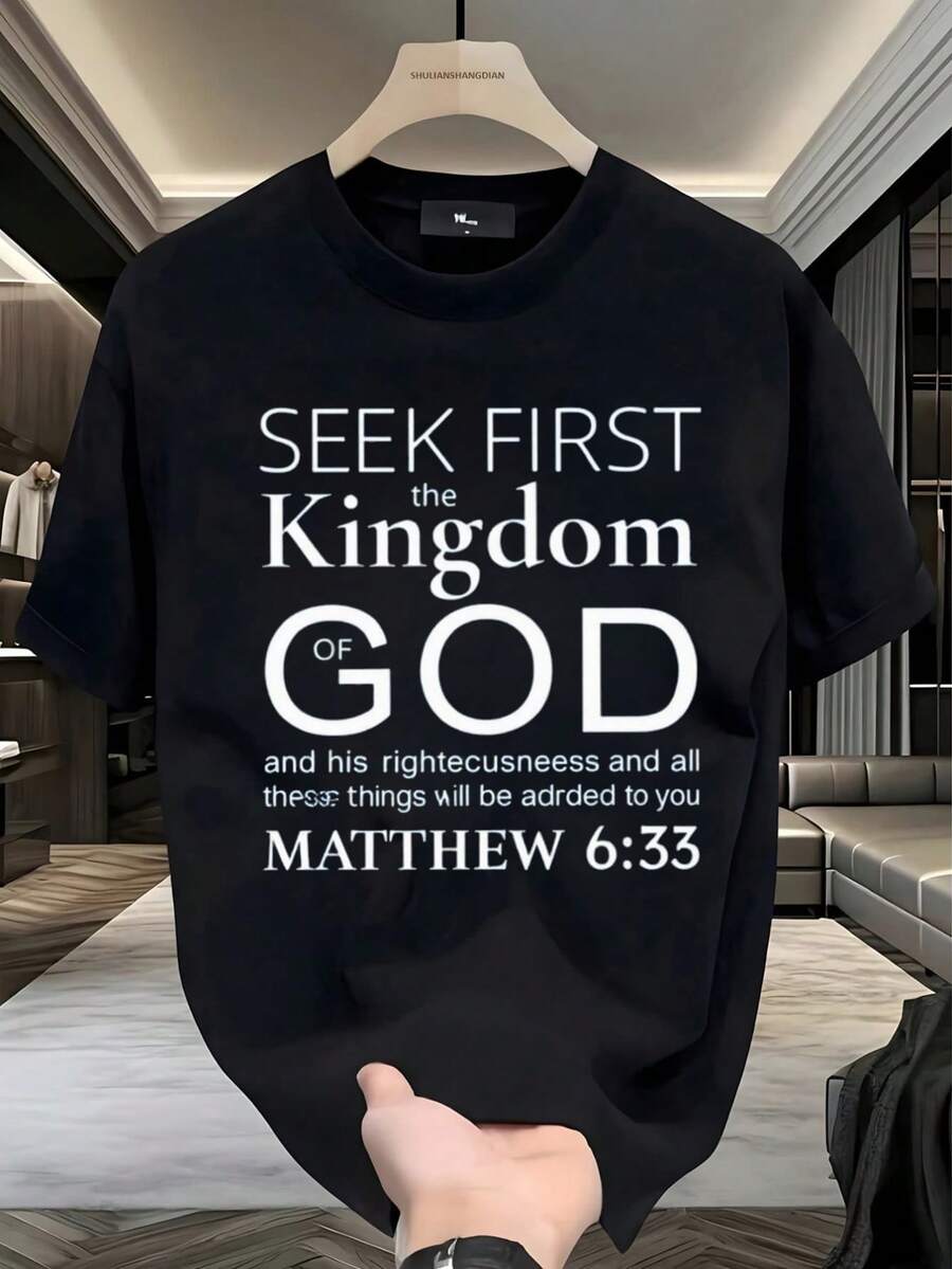 Playera Versículo Bíblico Hombre, Mateo 6:33, Busca el Reino de Dios, Inspiradora, Regalo para Creentes,envío nacional,playera de hombre,ropa de hombre,regalos para hombre,regalos para tu novio,oversize hombre. - Negro - Ver 1