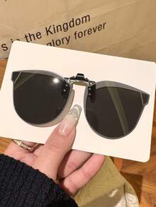 1-3副时尚夹片式眼镜 - 一体式夹片眼镜，采用TAC材质，轻巧便携，快速夹取，适合驾驶、户外活动、派对、摄影、日常及特殊场合佩戴，是生日、情人节、斋月等节日的理想礼物，可爱日常夹片眼镜，超薄轻巧猫眼时尚夹片眼镜，假眼镜，时尚复古镜框，佩戴舒适，简约百搭配饰，世界杯主题 - 彩色 - 查看 9