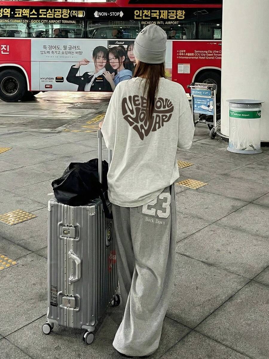 Camiseta de manga corta con cuello redondo, estilo japonés, de corte holgado y versátil, con estampado de letras y corazones, para primavera/verano - Gris claro - Ver 1