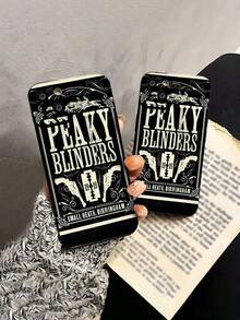 Póster de Peaky Blinders con armas, caballos y navajas. Esta elegante funda es compatible con Samsung, Apple, VIVO, OPPO, , Transsion, ,  y Honor. Fabricada en silicona TPU, ofrece protección contra golpes y caídas, además de una sensación superior. Es un regalo ideal para familiares, amigos y seres queridos, y la opción perfecta para San Valentín y Año Nuevo. - Negro - Ver 1