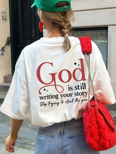 女士夏季圆领短袖T恤，印有“上帝仍在书写你的故事”英文字母，宽松休闲度假风，适合夏季、海滩、街头、日常、工作、办公室派对、度假、狂欢节、音乐节、情人节、派对等场合。