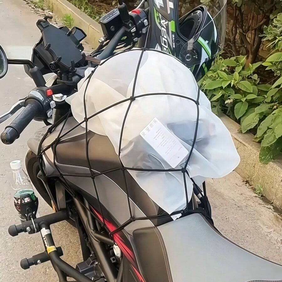 1个黑色摩托车弹性储物网袋，头盔和行李固定网，尾箱弹性绑带，尾架改装网绳配件，可将头盔/行李牢固地固定在尾箱/行李架上，骑行货物稳定器