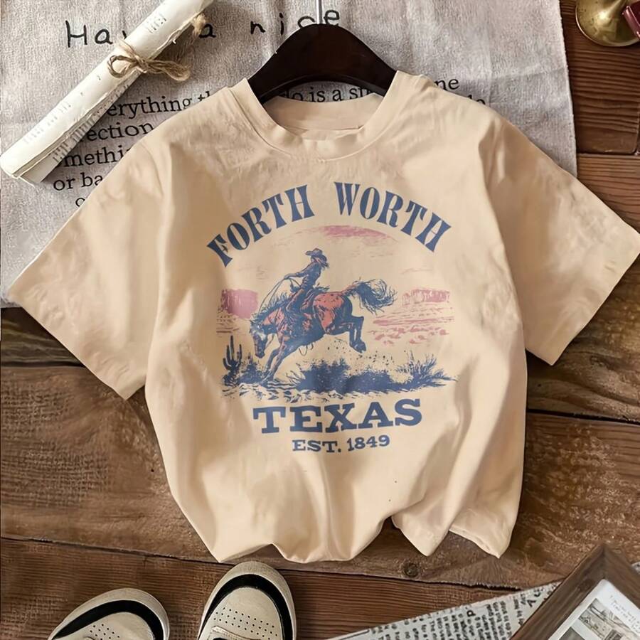 Fort Worth, Texas East. 1849 Cowboy Horse Desert Landscape Graphic T-Shirt - Casual Crew Neck Cotton Tees, Summer Breathable, Perfect Gift For Cowboy FansValentine Gift, Valentine Days,Going Out Tops,Vintage,Summer Outfits For Women,T-Shirt - 杏色 - 查看 1