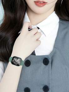 这款二合一表带兼表壳兼容 ，适用于 40mm、41mm、42mm、44mm、45mm、46mm 和 49mm 尺寸。运动休闲风格，搭配铆钉硅胶表带。配备防震防刮硬质 PC 表壳和钢化玻璃屏幕保护膜。兼容 Ultra/11/10/9/8/7/6/5/4/SE 系列。男女皆宜。柔软舒适，易于佩戴，触感灵敏。 - 松針綠 - 查看 11