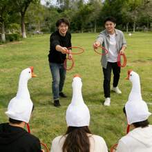 Bộ 6 món trò chơi ném vòng vào đầu ngỗng vui nhộn, ném vòng vào mũ hình đầu ngỗng để xem ai ném được nhiều vòng nhất. Lý tưởng cho giải trí gia đình, tiệc tùng ngày lễ, hoạt động nhóm, lễ kỷ niệm và trò chơi. - Nhiều màu - Xem 4