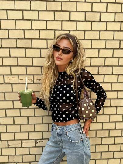 女士优雅休闲时尚性感网纱经典波点短款上衣 - 船领，前幅褶皱设计，腰部褶皱细节，长款薄纱袖，度假风