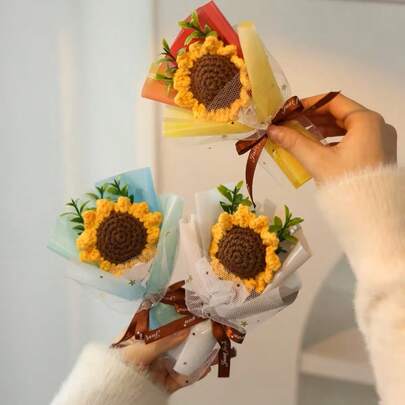 这款手工钩织的向日葵单件摆件，是桌面装饰或馈赠佳品。每一束都饱含着温暖的手工质感，散发着迷人而舒缓的气息。它也非常适合作为个人桌面装饰！