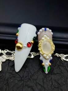 10片巴洛克风Y2K西部金属质感亚克力假指甲，白色和红色，长款尖头形状，饰有珍珠、星星、蝴蝶结、彩色钻石等3D金色装饰，融合蓝色法式尖头Y2K哥特风格，适合新年假期和日常佩戴，附赠凝胶贴纸和指甲锉。手工制作的按压式假指甲。 - 白色 - 查看 6