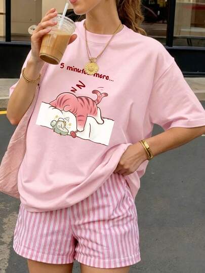 女士夏季圆领短袖T恤，印有“睡猫”英文字母，适合夏季、海滩、街头、日常、工作、办公室派对、郊游、嘉年华、音乐节、情人节、聚会等场合。时尚街头风宽松休闲百搭短袖上衣