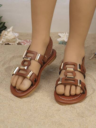 一双时尚新款儿童凉鞋，金属搭扣装饰，弹性后跟带，防滑软底，适合3-15岁儿童日常穿着，也适合海滩、度假、休闲散步和夏季居家休闲穿着。