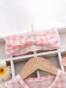 Bộ áo liền quần kẻ caro dễ thương và ngọt ngào cho bé gái, cổ tròn, thiết kế cài cúc nửa thân, đáy quần tam giác, kèm băng đô cùng màu, thích hợp cho bé gái đi chơi hàng ngày, chụp ảnh, v.v. - Hồng - Xem 3