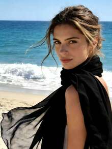 轻盈的巴厘岛雪纺纯色休闲涤纶围巾，四季皆宜。这款薄款巴厘岛雪纺围巾轻薄透气，是夏季防晒、海滩度假摄影的理想之选。纯色百搭围巾，适合春夏季外出穿着。大号薄款巴厘岛雪纺围巾，可用于防晒、装饰或作为头巾。玫瑰红色薄款巴厘岛雪纺围巾，轻盈飘逸，是海滩摄影的完美之选，轻盈如云。 - 彩色 - 查看 15