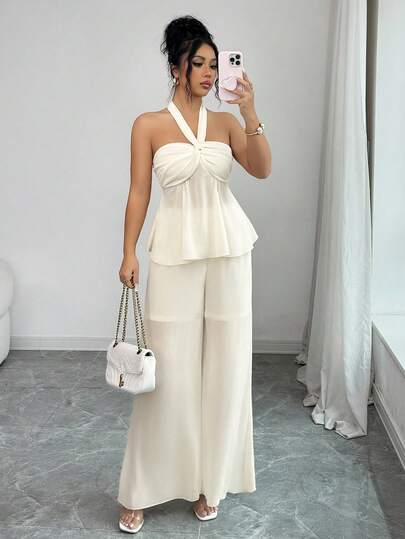 Bộ đồ 2 mảnh màu mơ thanh lịch, sang trọng, tinh tế gồm áo hai dây buộc cổ, lưng hở, vạt peplum và quần dài, thích hợp cho những dịp thường ngày, đi biển, dự tiệc, đám cưới, lễ tốt nghiệp, dạ hội, mùa xuân hè.