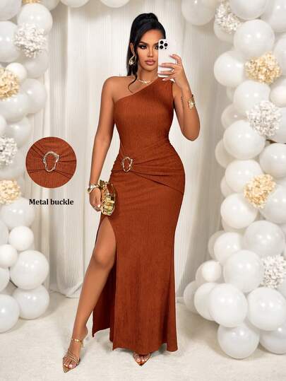 AIJ Amarilo Brown 单肩长连衣裙，饰有金属光泽，开衩设计，质感面料——女士优雅通勤春夏新款，适合日常通勤、派对和晚宴等场合。