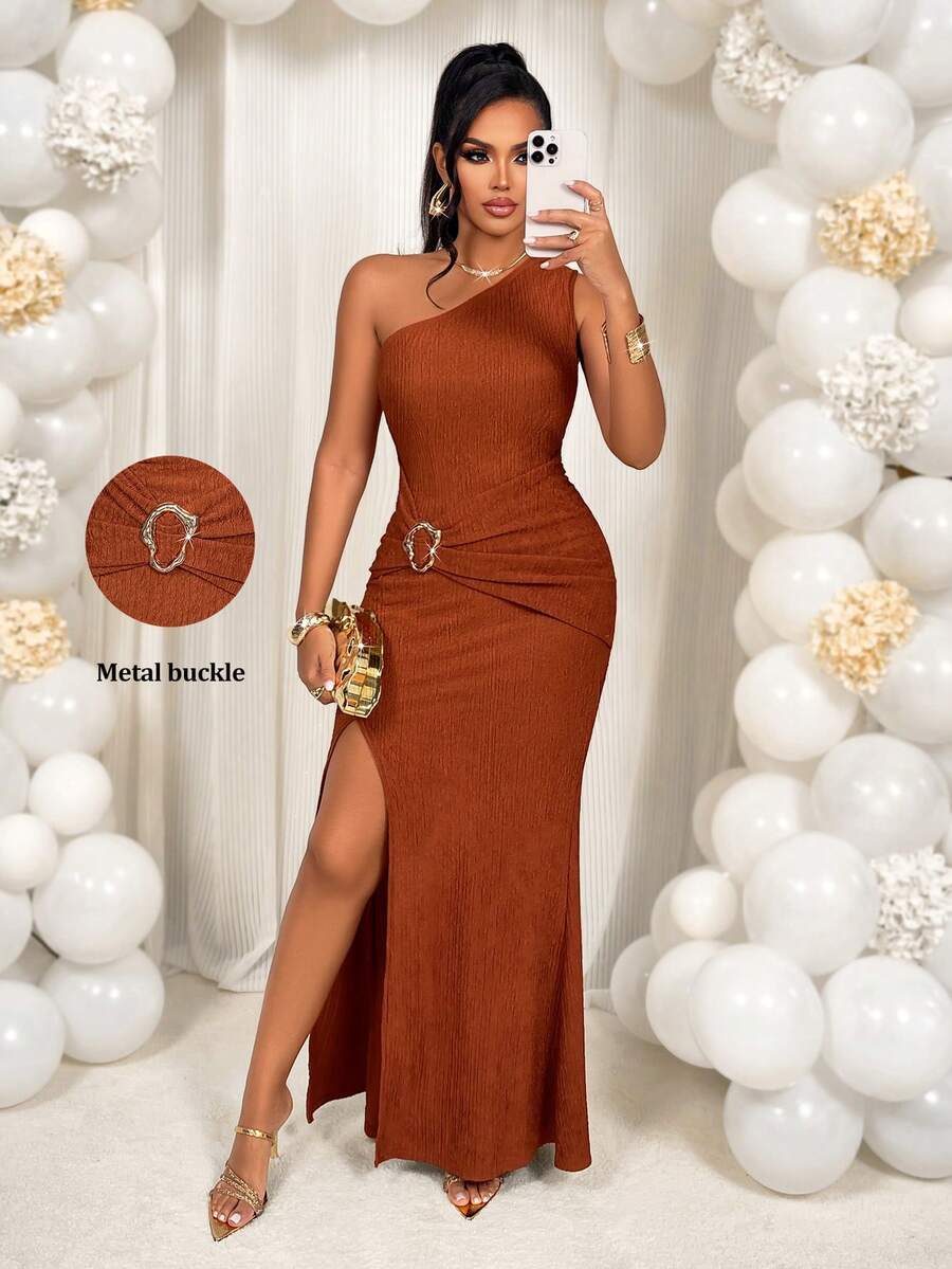 AIJ Amarilo Brown 单肩长连衣裙，饰有金属光泽，开衩设计，质感面料——女士优雅通勤春夏新款，适合日常通勤、派对和晚宴等场合。 - 棕色 - 查看 1