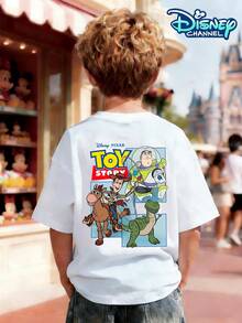 This Short-Sleeved T-Shirt For Boys Is A Disney/Pixar/Toy Story Collaboration. It Features A Mini TOY STORY Logo On The Front Chest And A Fun Family Print Of Woody, Buzz Lightyear, Heart Horse, And Rex On The Back. Suitable For Boys Aged 3-12, It's Perfect For Summer School, Disneyland Outings, Family Trips, Beach Vacations, And Birthday Parties. A Must-Have For Back-To-School Season, It's Photogenic And A Popular Choice Among American Mothers, As Well As A Top Gift For Children's Day And Birthdays. Durable, Washable, And Available In All Sizes To Fit Different Body Types, This Classic IP-Themed T-Shirt Is Highly Recognizable, Versatile, And Eye-Catching. It's Sure To Turn Heads At The Playground And Is A Must-Have For Any Boy's Wardrobe. - 白色 - 查看 1