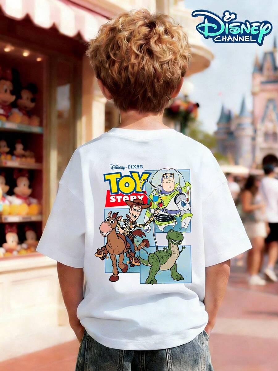 This Short-Sleeved T-Shirt For Boys Is A Disney/Pixar/Toy Story Collaboration. It Features A Mini TOY STORY Logo On The Front Chest And A Fun Family Print Of Woody, Buzz Lightyear, Heart Horse, And Rex On The Back. Suitable For Boys Aged 3-12, It's Perfect For Summer School, Disneyland Outings, Family Trips, Beach Vacations, And Birthday Parties. A Must-Have For Back-To-School Season, It's Photogenic And A Popular Choice Among American Mothers, As Well As A Top Gift For Children's Day And Birthdays. Durable, Washable, And Available In All Sizes To Fit Different Body Types, This Classic IP-Themed T-Shirt Is Highly Recognizable, Versatile, And Eye-Catching. It's Sure To Turn Heads At The Playground And Is A Must-Have For Any Boy's Wardrobe. - 白色 - 查看 1