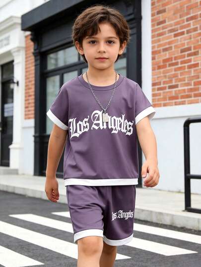 两件套男童休闲美式街头风复古撞色“洛杉矶”字母印花圆领短袖T恤和宽松短裤套装，适合户外运动、返校、通勤、社交聚会、春夏秋季穿着。