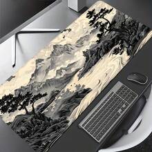 这款鼠标垫采用日式水墨画风格设计，运用黑白墨技法描绘山川河流和松树。这款大尺寸鼠标垫可用作桌面垫、学习垫或键盘垫，适合游戏、家庭和办公使用。办公桌 办公用品 办公配件 鼠标垫 书桌鼠标垫 桌面装饰 - 風景畫 - 查看 2