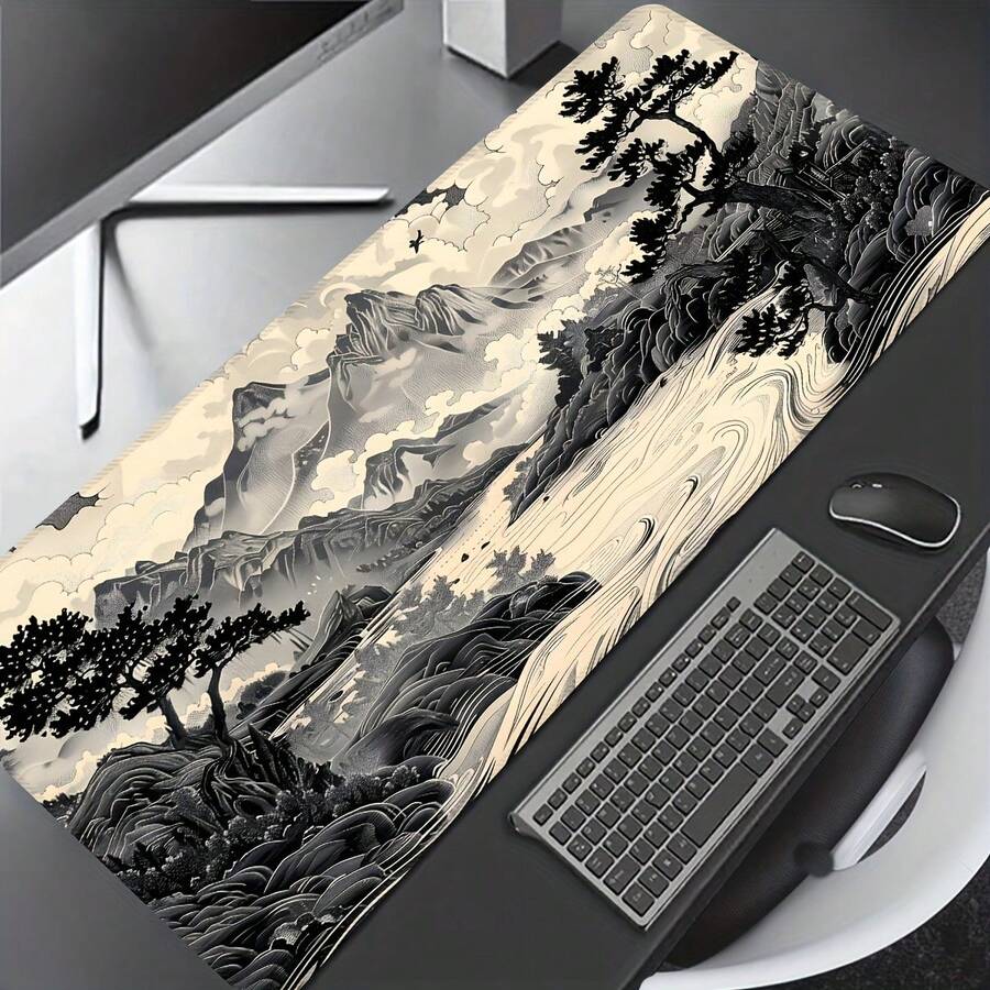 这款鼠标垫采用日式水墨画风格设计，运用黑白墨技法描绘山川河流和松树。这款大尺寸鼠标垫可用作桌面垫、学习垫或键盘垫，适合游戏、家庭和办公使用。办公桌 办公用品 办公配件 鼠标垫 书桌鼠标垫 桌面装饰