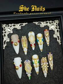10片巴洛克风Y2K西部金属质感亚克力假指甲，白色和红色，长款尖头形状，饰有珍珠、星星、蝴蝶结、彩色钻石等3D金色装饰，融合蓝色法式尖头Y2K哥特风格，适合新年假期和日常佩戴，附赠凝胶贴纸和指甲锉。手工制作的按压式假指甲。 - 白色 - 查看 1