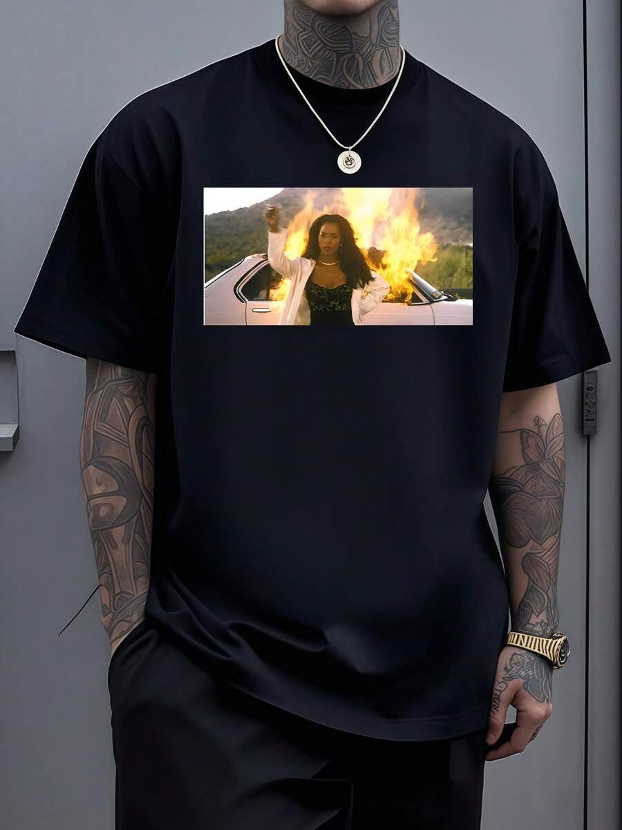 Escena intensa donde una persona levanta los brazos frente a un automóvil en llamas simbolizando liberación valentía y energía ardiente perfecta para expresar fuerza interior en cada paso camiseta de hombre casual moderna cómoda para uso diario - Negro - Ver 1
