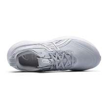 Asics Zapatillas de running para hombres, con amortiguación y equilibrio, GEL-NIMBUS 28 ATC, zapatos casuales de uso diario, zapatillas deportivas cómodas y con absorción de impactos 1011C222-020 - Gris/Gris Plata - Ver 4