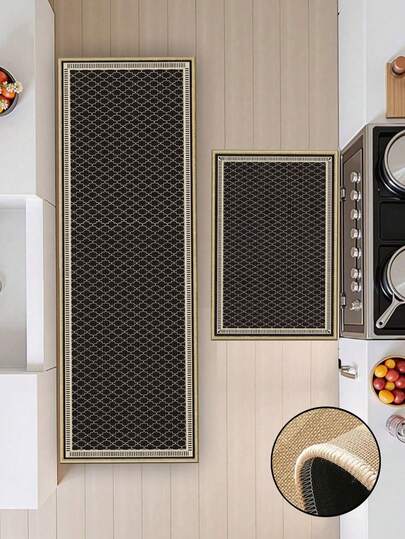 1 tấm thảm bếp bằng cao su mềm, dày 3.5mm, màu đen trắng cổ điển, họa tiết cỏ bốn lá trải đều ở trung tâm, viền sọc gọn gàng xung quanh mép.