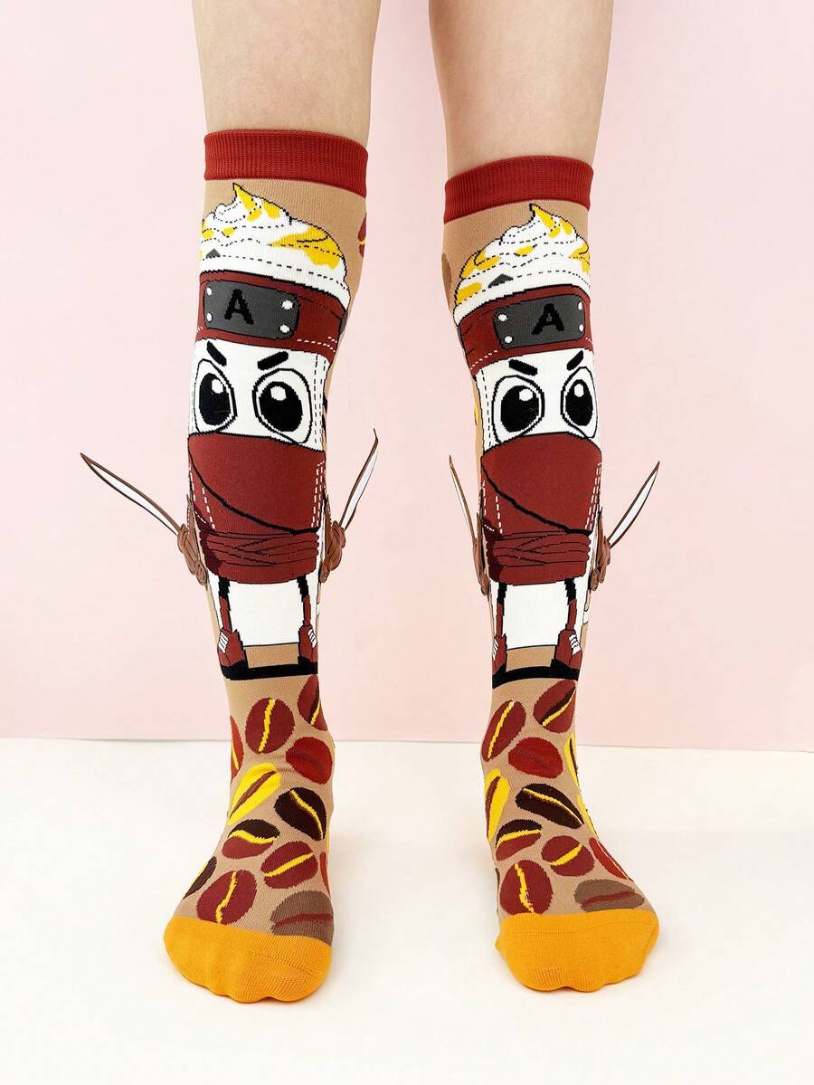 儿童过膝袜一双，可爱咖啡杯图案搭配3D武士刀装饰，趣味十足，四季皆宜，是节日礼物、儿童派对、情人节、复活节、假日、户外活动和日常穿着的理想之选。