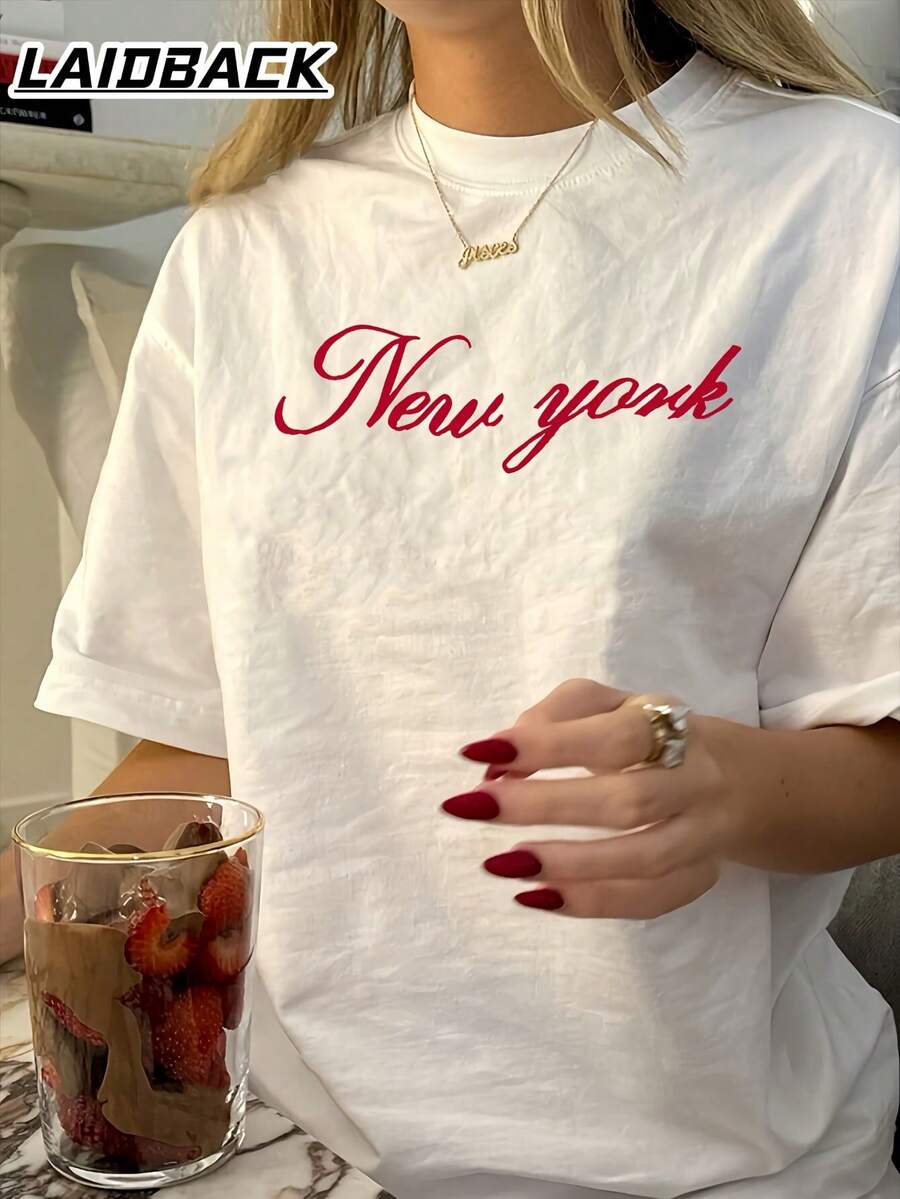New York Script Print Crew Neck Cotton T-Shirt, Oversized Casual City Inspired Minimalist Graphic Short Sleeve Tee, Classic Aesthetic Preppy Style Loose Statement Basic Top For Women | By LAIDBACK - 白色 - 查看 1