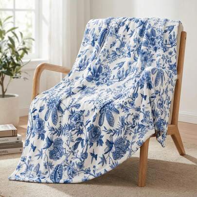 蓝白瓷花法兰绒毯——舒适时尚，沙发床两用